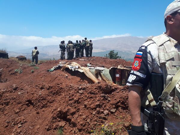 Soldados sirios alzan su bandera junto con la Policía militar rusa - Sputnik Mundo