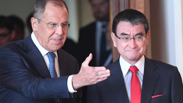 El ministro de Asuntos Exteriores de Japón, Taro Kono, y el ministro de Asuntos Exteriores de Rusia, Serguéi Lavrov (archivo)
