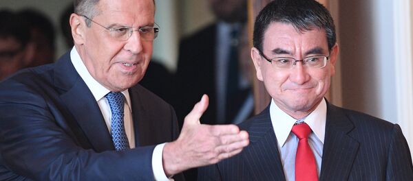 El ministro de Asuntos Exteriores de Japón, Taro Kono, y el ministro de Asuntos Exteriores de Rusia, Serguéi Lavrov (archivo) - Sputnik Mundo