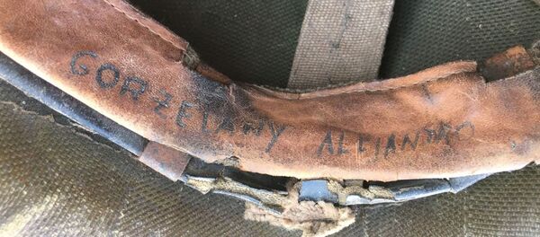 El casco de Alejandro Gorzelany, excombatiente argentino de la Guerra de Malvinas El casco de Alejandro Gorzelany, excombatiente argentino de la Guerra de Malvinas - Sputnik Mundo
