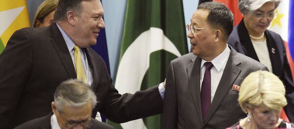 Mike Pompeo, secretario de Estado de Estados Unidos, y Ri Yong-ho, ministro de Asuntos Exteriores de Corea del Norte - Sputnik Mundo