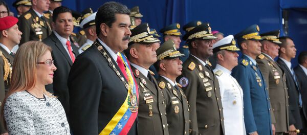 El presidente de Venezuela, Nicolás Maduro, y su esposa, Cilia Flores, asisten a un evento militar en Caracas, Venezuela, el 4 de agosto de 2018. El presidente de Venezuela, Nicolás Maduro, y su esposa, Cilia Flores, asisten a un evento militar en Caracas, Venezuela, el 4 de agosto de 2018. - Sputnik Mundo