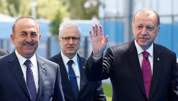 El presidente turco, Tayyip Erdogan, y el ministro de Asuntos Exteriores, Mevlut Cavusoglu, llegan a la sede de la OTAN antes de la cumbre en Bruselas