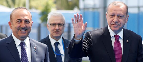 El presidente turco, Tayyip Erdogan, y el ministro de Asuntos Exteriores, Mevlut Cavusoglu, llegan a la sede de la OTAN antes de la cumbre en Bruselas - Sputnik Mundo
