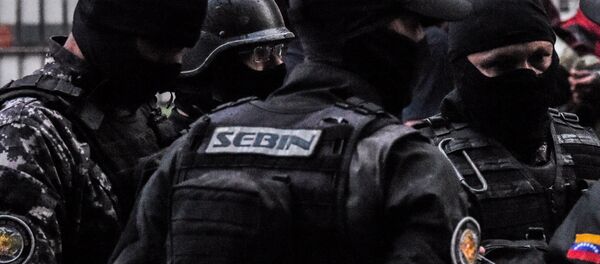 Las fuerzas de seguridad venezolanas revisan un edificio cercano al local del atentado al presidente del país, Nicolás Maduro, el 4 de agosto - Sputnik Mundo