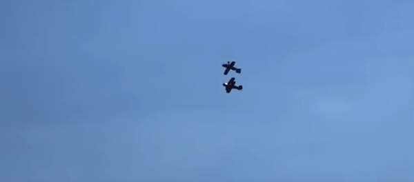 'El toque de la muerte': graban el momento de la colisión de dos aviones en Rumanía - Sputnik Mundo