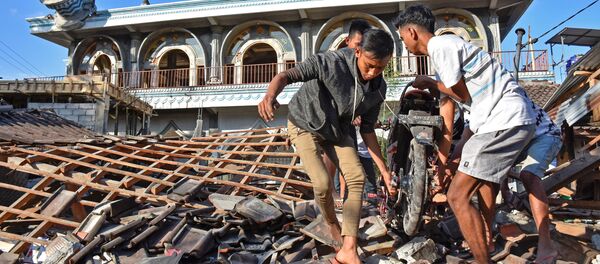 El terrorífico, destructor y mortal terremoto que ha devastado Indonesia - Sputnik Mundo