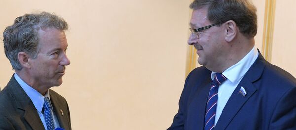 El senador republicano estadounidense Rand Paul durante la reunión con el jefe del Comité de Asuntos Internacionales de la Cámara Alta rusa, Konstantín Kosachov - Sputnik Mundo