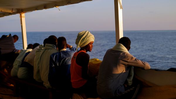 Los migrantes en el barco de la ONG Open Arms en Mediterráneo Los migrantes en el barco de la ONG Open Arms en Mediterráneo - Sputnik Mundo
