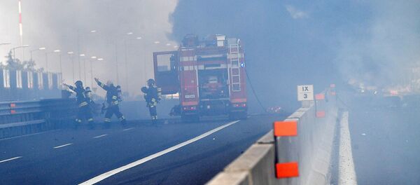 Los bomberos italianos en el lugar de la explosión cerca del aeropuerto de Bolonia - Sputnik Mundo