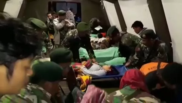 Un terremoto arrasa Indonesia (fuertes imágenes) - Sputnik Mundo