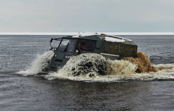 El todoterreno Sherp en el lago Ládozhskoe (archivo) - Sputnik Mundo