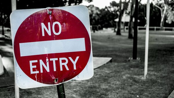 Una señal dice: No hay entrada (en inglés) - Sputnik Mundo