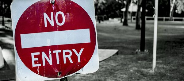 Una señal dice: No hay entrada (en inglés) - Sputnik Mundo