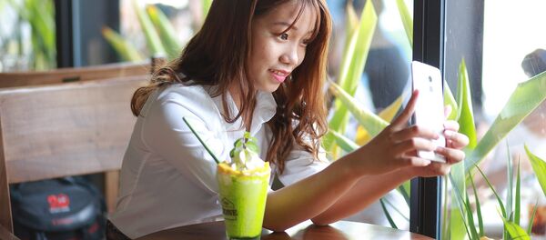 Una chica haciéndose una foto - Sputnik Mundo