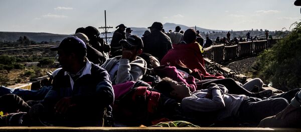 La Bestia lleva cientos de personas cruzando México - Sputnik Mundo