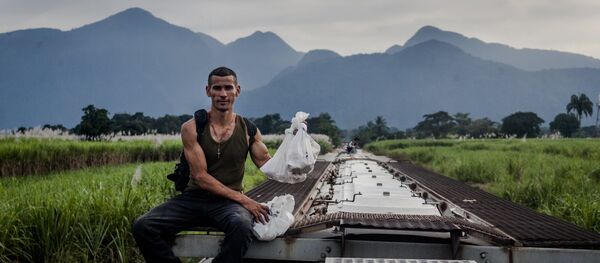 Uno de los pocos migrantes que todavía viaja en La Bestia - Sputnik Mundo