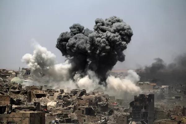 La ciudad de Mosul (actual Irak) es una de las urbes más antiguas de la región mesopotámica. Durante los combates con los grupos terroristas del autodenominado Estado Islámico fueron totalmente destruidas 15 de las 53 zonas residenciales y muchos edificios de valor histórico, como la Gran mezquita de al Nuri o la tumba del profeta del antiguo testamento Jonás. En la foto: un bombardeos estadounidenses sobre la ciudad de Mosul, julio de 2017. - Sputnik Mundo