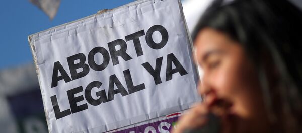 Una mujer en una manifestación por aborto legal, seguro y gratuito en Argentina - Sputnik Mundo