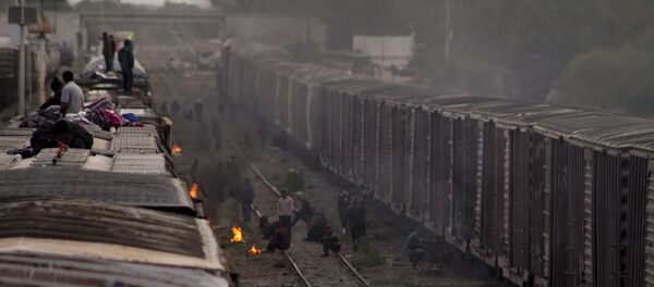 Migrantes esperan la salida de La Bestia en México - Sputnik Mundo