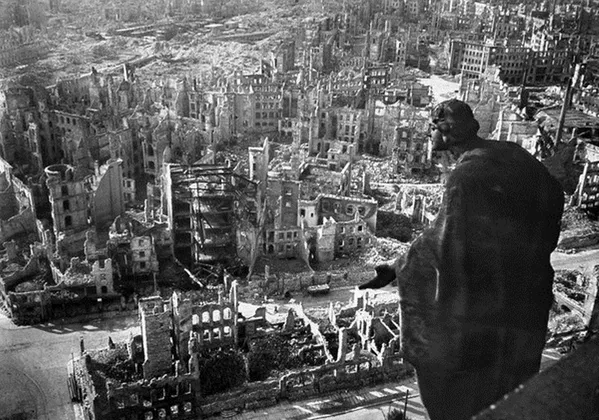 A finales de la Segunda Guerra Mundial, cuando faltaban tres meses para la capitulación de la Alemania nazi, la ciudad de Dresde fue blanco de masivos bombardeos de saturación de la Real Fuerza Aérea británica y la Fuerza Aérea de EEUU. Más de 1.000 bombarderos arrojaron sobre la capital de Sajonia unas 4.000 toneladas de bombas altamente explosivas y dispositivos incendiarios, provocando la destrucción del centro histórico de la ciudad y la muerte masiva de civiles. En la foto: la ciudad de Dresde (Alemania) a finales de 1945. - Sputnik Mundo