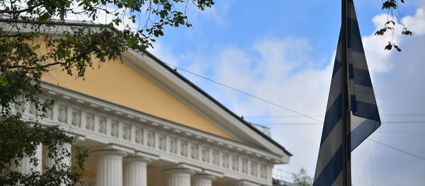 La bandera de Grecia en la embajada griega en Moscú La bandera de Grecia en la embajada griega en Moscú - Sputnik Mundo