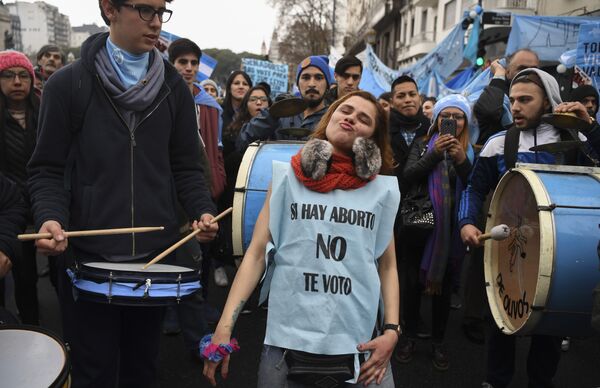 Miles de personas a favor y en contra el aborto toman las calles en Argentina - Sputnik Mundo