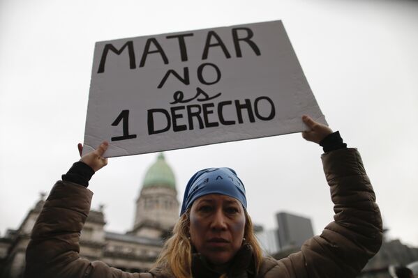 Miles de personas a favor y en contra el aborto toman las calles en Argentina - Sputnik Mundo