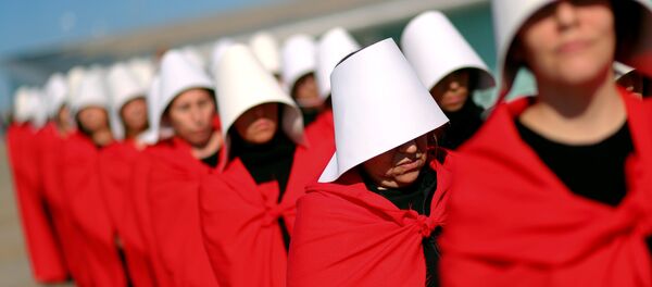 Activistas vestidas como personajes de El Cuento de la Criada, en una demostración por el aborto legal, seguro y gratuito en Buenos Aires. - Sputnik Mundo