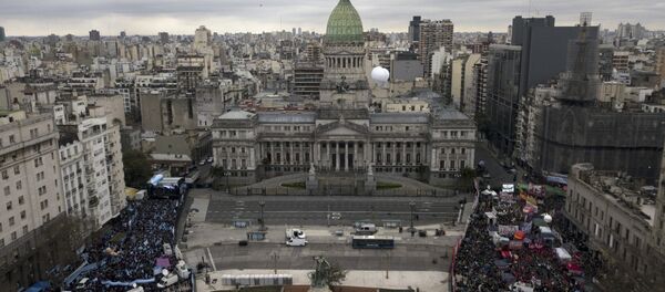 Miles de personas a favor y en contra el aborto toman las calles en Argentina - Sputnik Mundo