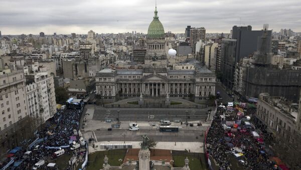 Miles de personas a favor y en contra el aborto toman las calles en Argentina - Sputnik Mundo