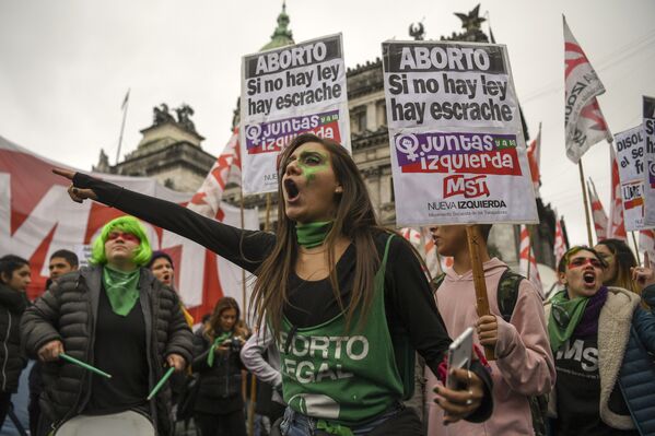 Miles de personas a favor y en contra el aborto toman las calles en Argentina - Sputnik Mundo