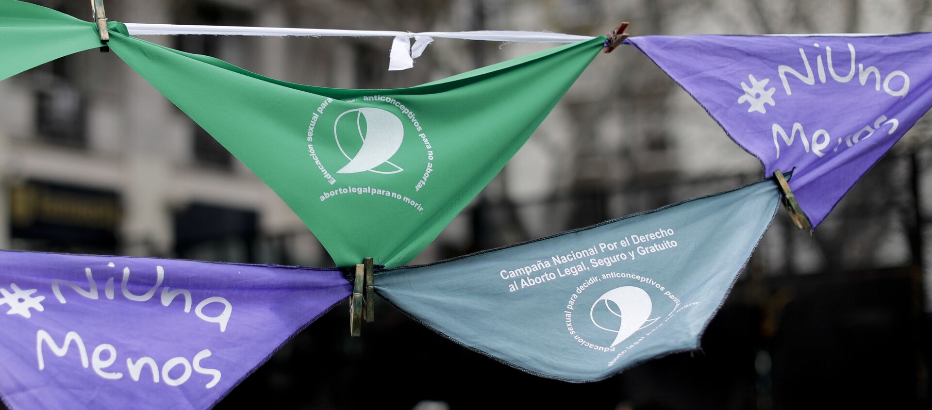 Pañuelos en apoyo de la legalización del aborto cuelgan fuera del Congreso argentino en Buenos Aires - Sputnik Mundo, 1920, 30.12.2020