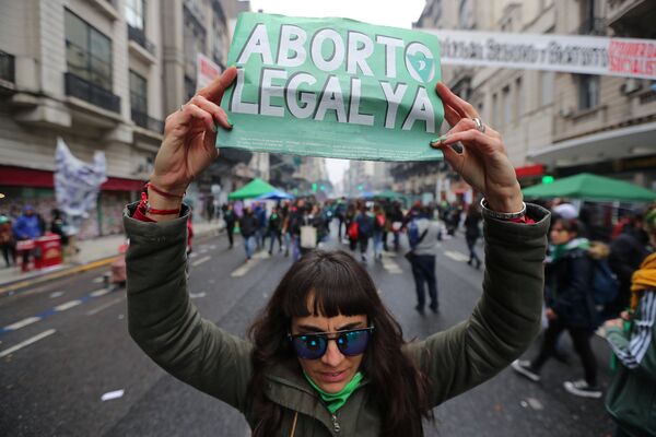 Miles de personas a favor y en contra el aborto toman las calles en Argentina - Sputnik Mundo