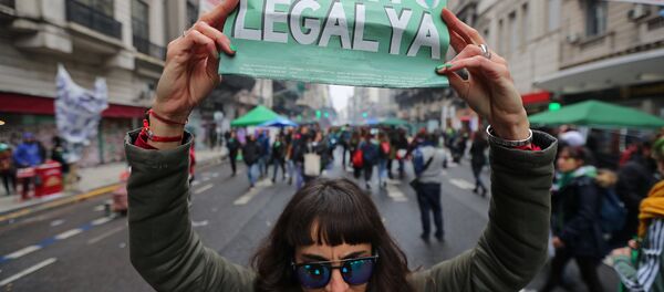 Una mujer pide aborto legal ya en Argentina - Sputnik Mundo