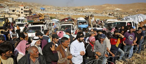 Refugiados sirios se disponen a cruzar la frontera libanesa cerca del pueblo de Arsal, para regresar a sus hogares en Siria, 28 de junio de 2018 - Sputnik Mundo
