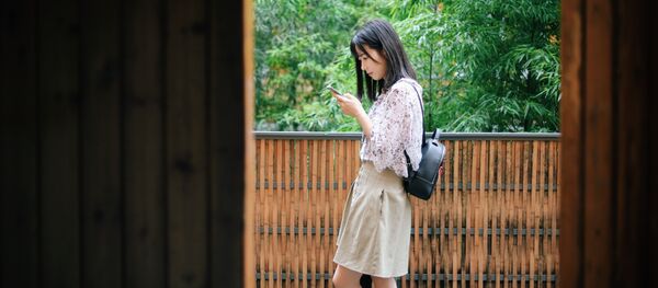 Una joven china con un smartphone Una joven china con un smartphone - Sputnik Mundo