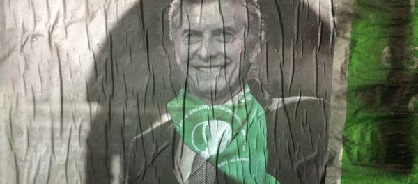 Afiche alterado del presidente Mauricio Macri con un pañuelo verde, símbolo de la lucha por la despenalización del aborto - Sputnik Mundo