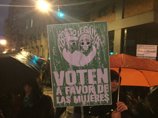 Carteles a favor de la despenalización del aborto en Argentina Carteles a favor de la despenalización del aborto en Argentina - Sputnik Mundo