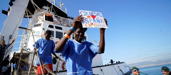 Migrantes arriban al puerto de Algeciras, España - Sputnik Mundo