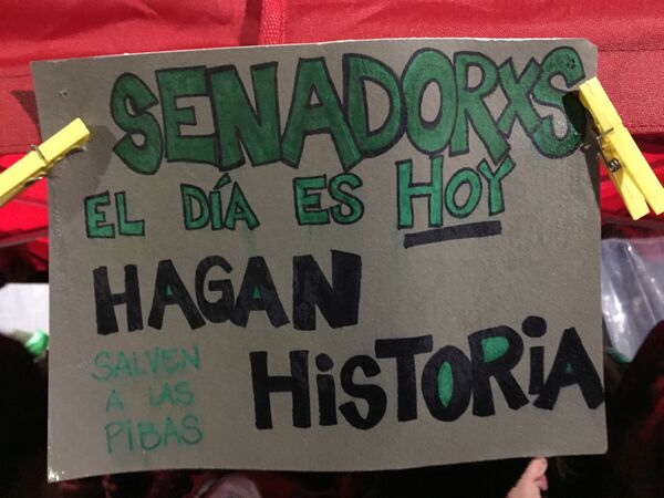 Carteles a favor de la despenalización del aborto en Argentina Carteles a favor de la despenalización del aborto en Argentina - Sputnik Mundo
