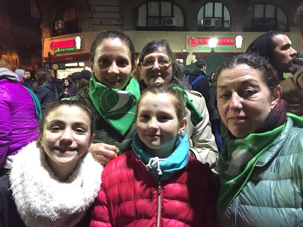 Manifestantes frente al Congreso mientras se debatía la despenalización del aborto Manifestantes frente al Congreso mientras se debatía la despenalización del aborto - Sputnik Mundo