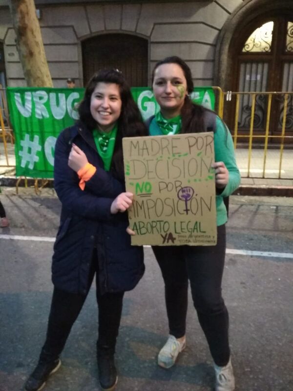 Romina y Sofía, jóvenes uruguayas a favor de la despenalización del aborto. - Sputnik Mundo