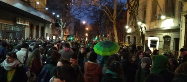 Manifestantes a favor del aborto legal, seguro y gratuito enfrente a la embajada de Argentina en Montevideo. - Sputnik Mundo