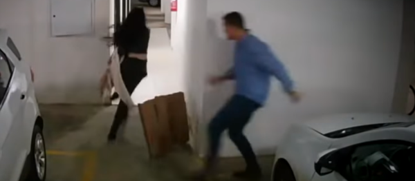 Las cámaras captan la brutal paliza que se cobró la vida de una mujer en Brasil - Sputnik Mundo