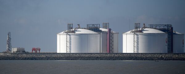 Tanques de almacenamiento de GNL en un puerto chino - Sputnik Mundo