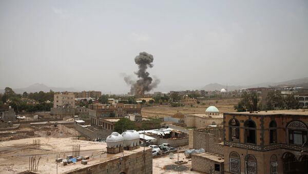 Consecuencias de un ataque perpetrado contra un autobús escolar en Yemen - Sputnik Mundo