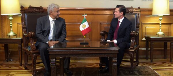 El presidente saliente de México, Enrique Peña Nieto y Andrés Manuel López Obrador - Sputnik Mundo