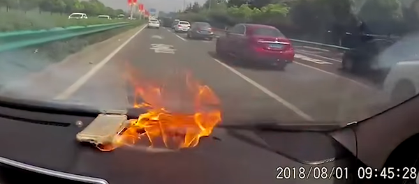 Un iPhone decide 'inmolarse' en un auto en marcha - Sputnik Mundo