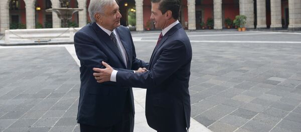 El presidente saliente de México, Enrique Peña Nieto y Andrés Manuel López Obrador - Sputnik Mundo